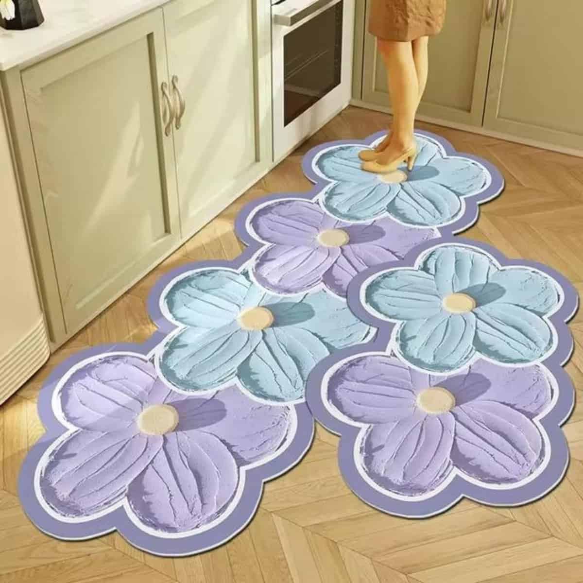 Tapis de fleurs long et absorbant Tapis de fleur long et absorbant en forme de chaîne de fleurs coloré avec des pétales texturés qui donnent un effet de relief. Ce tapis donnera une ambiance chaleureuse et domestique à votre cuisine.