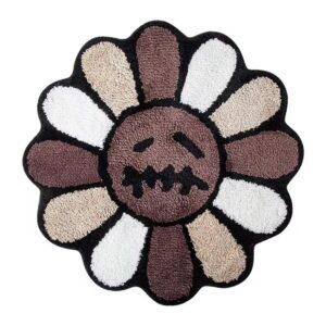 Tapis de fleurs tufté de couleur marron et blanc en forme de fleur avec un visage boudeur au centre. Sa matière peluche apporte douceur et confort, idéal pour le salon ou la chambre à coucher.